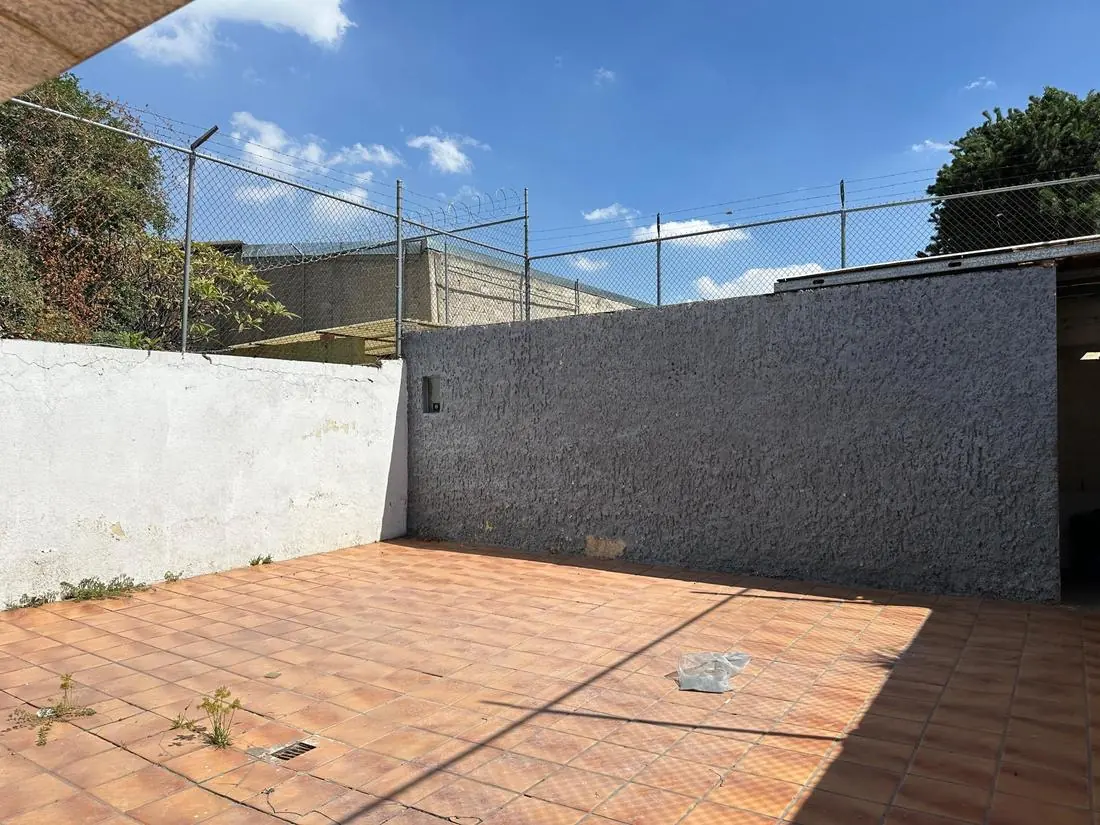 Patio de Sutaj antes de la remodelación